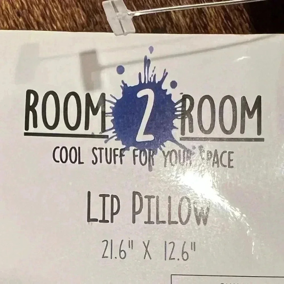 Room 2 Room | plush lip shaped pillow. - Picture 5 of 7